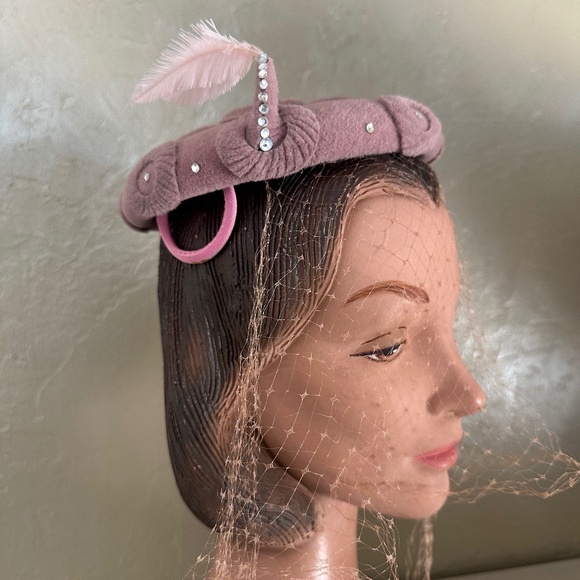 ADORABLE 1950\'s PINK PILLBOX HAT WITH RHINESTONES, FEATHER AND VEIL main image 12